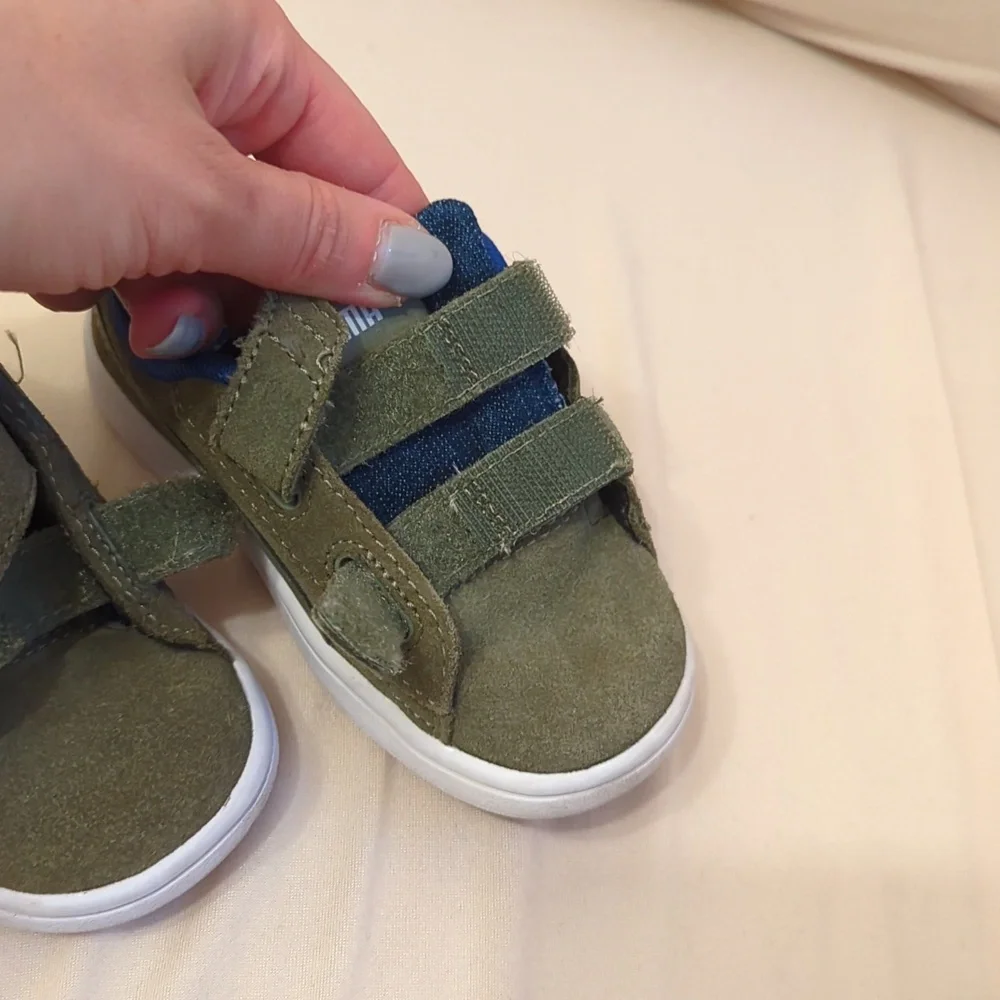 Like NEW Size 6 infant Puma runners - Picture 3 of 4